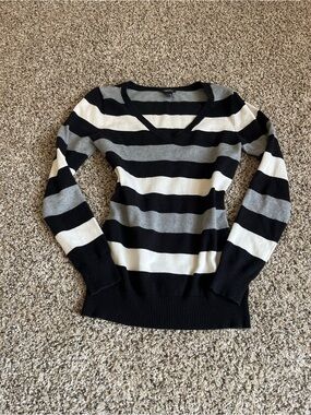 Rue21 Black, Gray & White Striped V-Neck Sweater